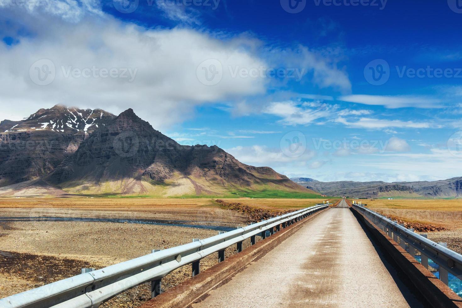 ponte sobre um canal que liga a lagoa jokulsarlon e o oceano atlântico no sul da islândia foto