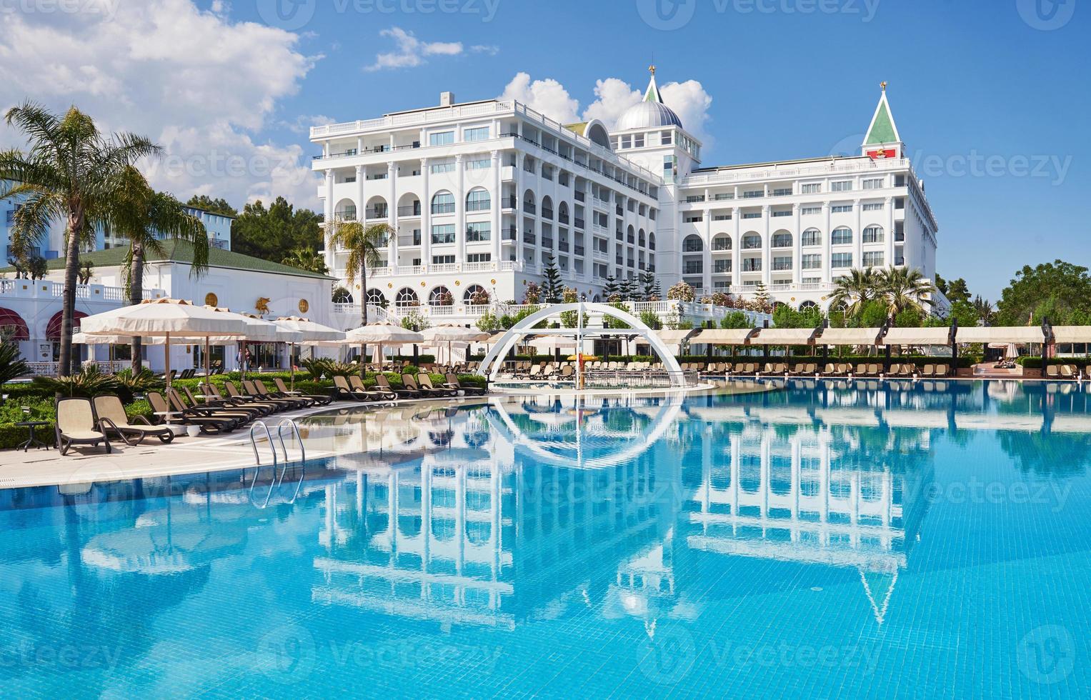 piscina e praia de hotel de luxo. tipo complexo de entretenimento. hotel de luxo amara dolce vita. recorrer. tekirova-kemer foto