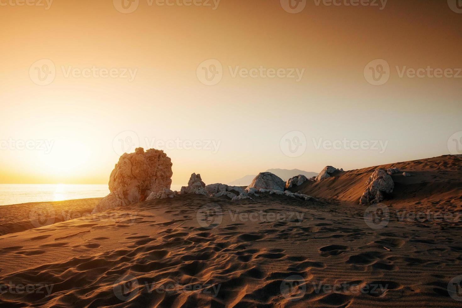 pôr do sol colorido sobre o deserto misterioso foto