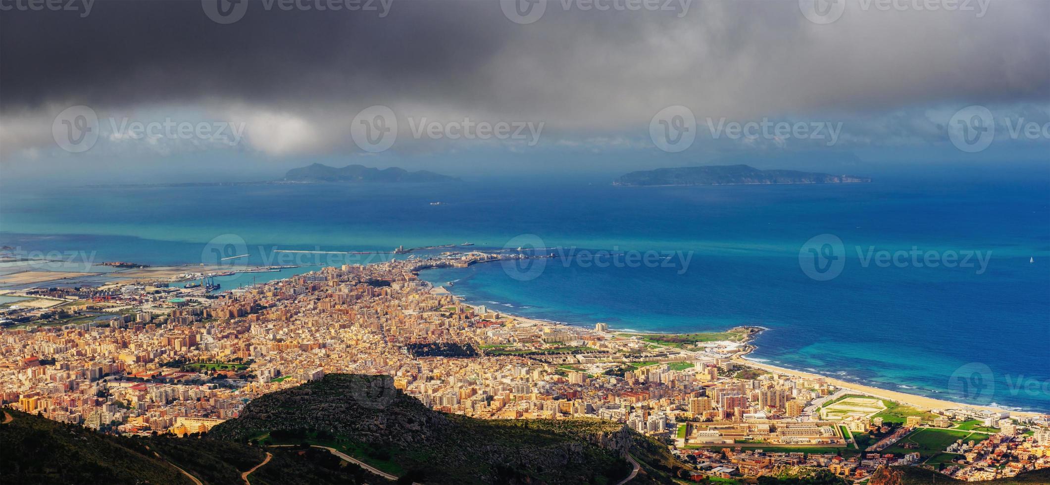 a vista das alturas da cidade. a cena dramática e pitoresca. localização trapani, erice, sicília, itália, europa. foto