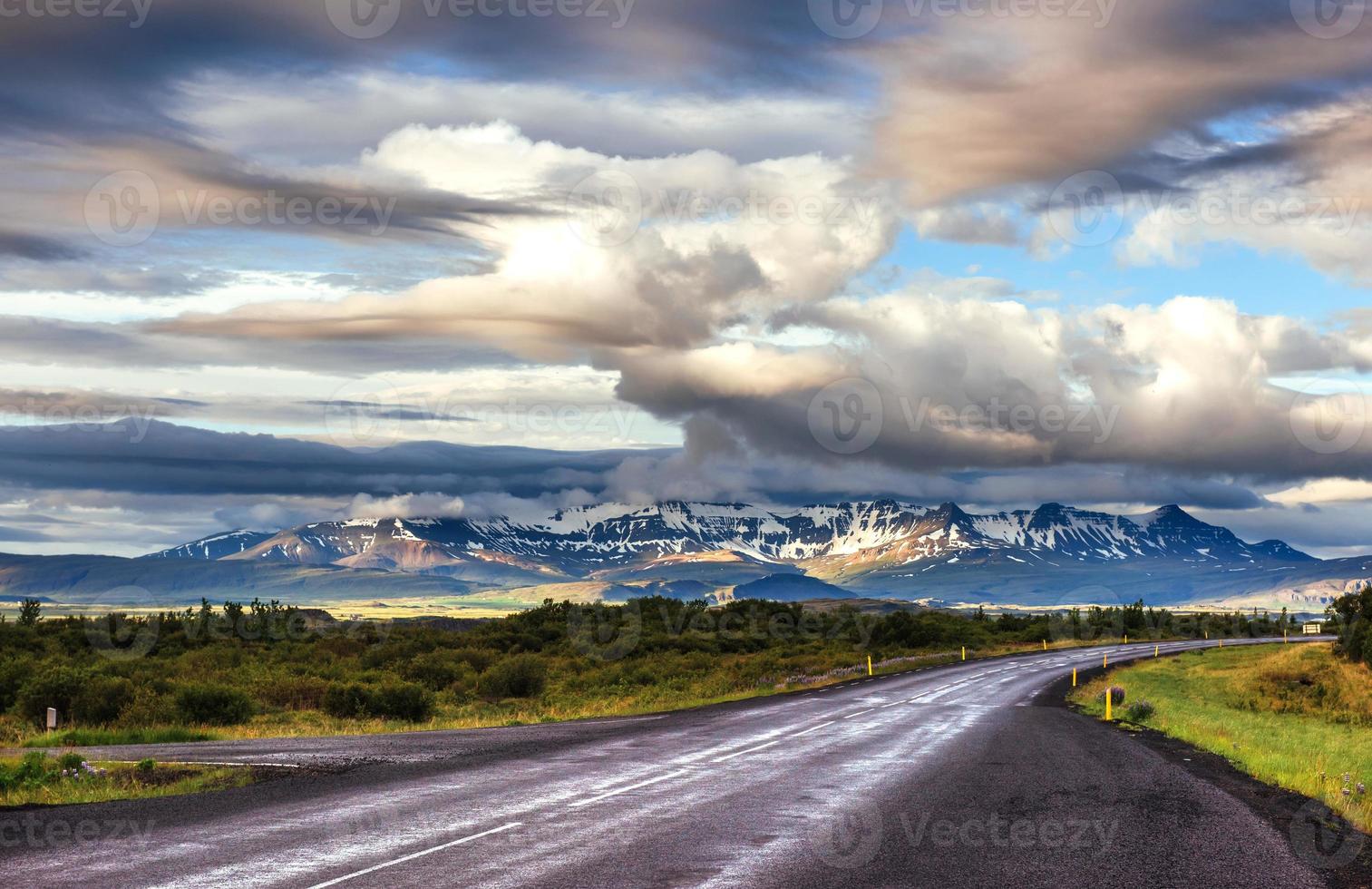 estrada de asfalto para as montanhas islândia foto