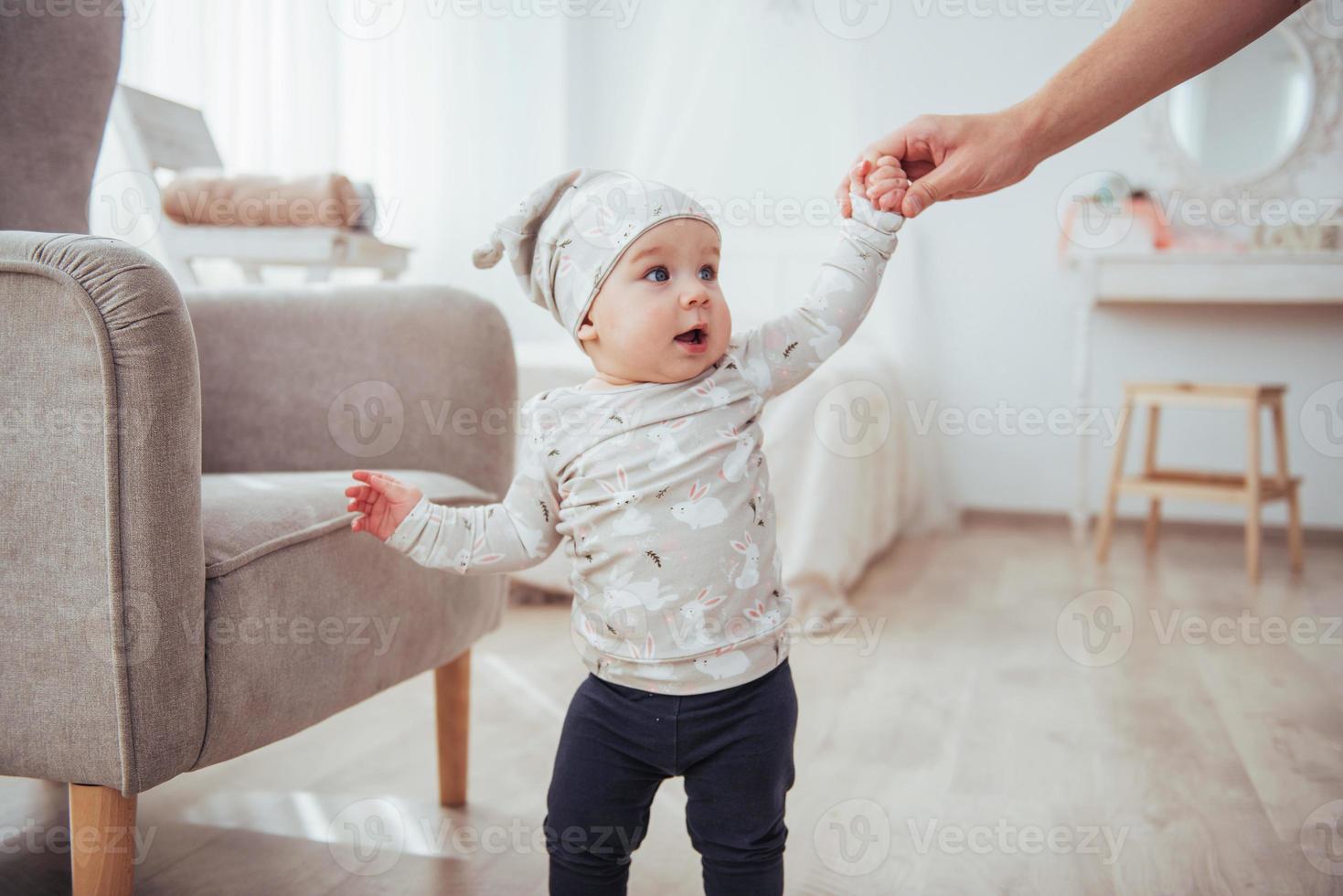 cadeira de bebê feliz ao lado de uma sala iluminada foto