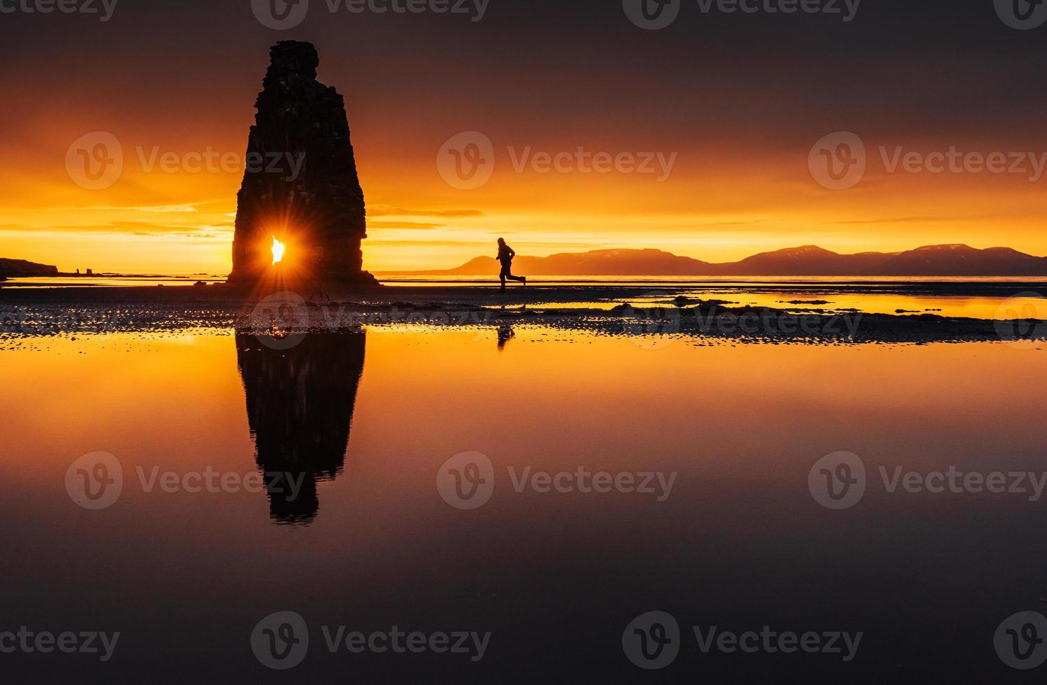 é uma rocha espetacular no mar na costa norte da Islândia. nesta foto hvitserkur reflete na água do mar após o pôr do sol da meia-noite