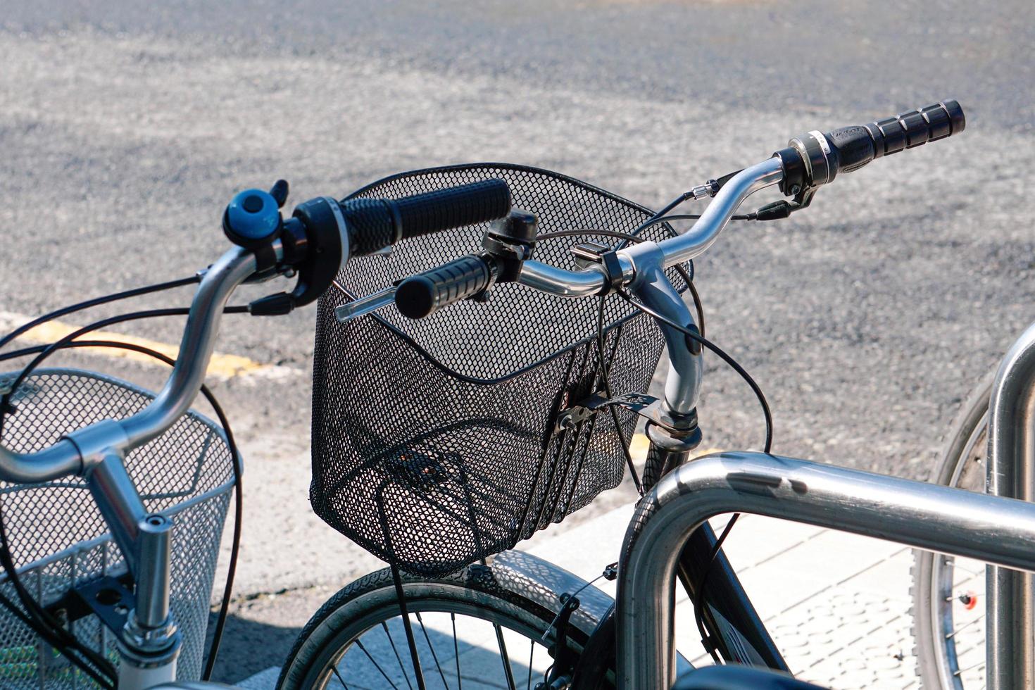 bicicleta na rua, meio de transporte na cidade foto