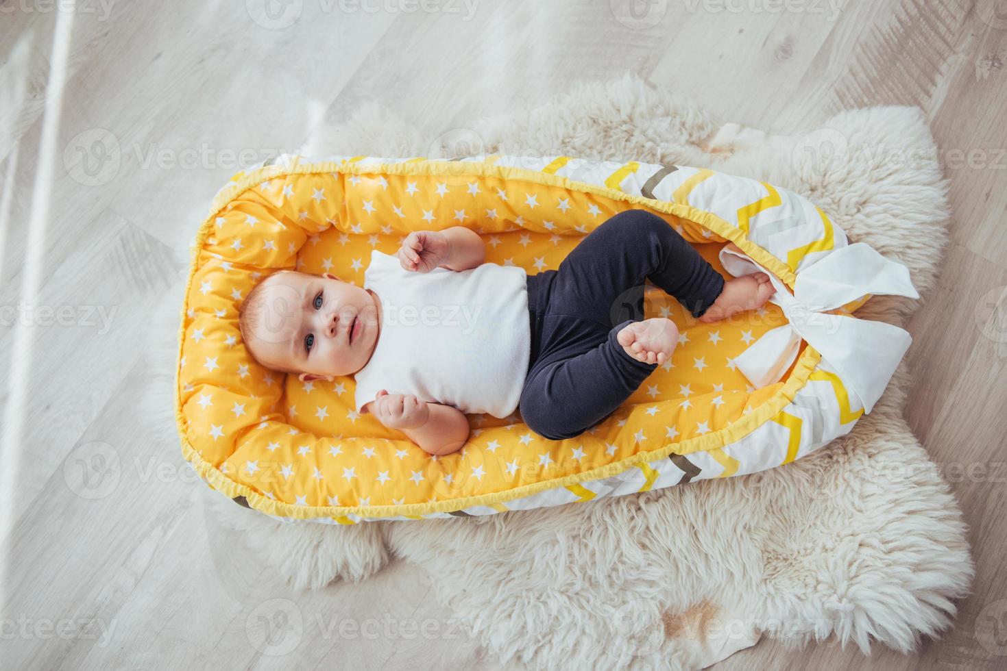 roupa de cama para crianças. o bebê dorme na cama. um bebê saudável logo após o nascimento. foto