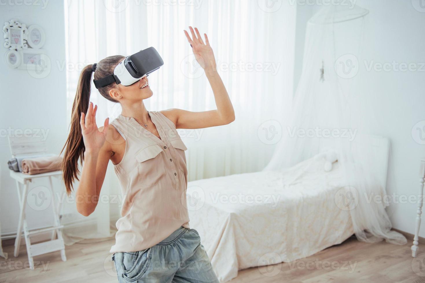 mulher obtém experiência de usar fone de ouvido de realidade virtual de óculos vr em um estúdio brilhante foto