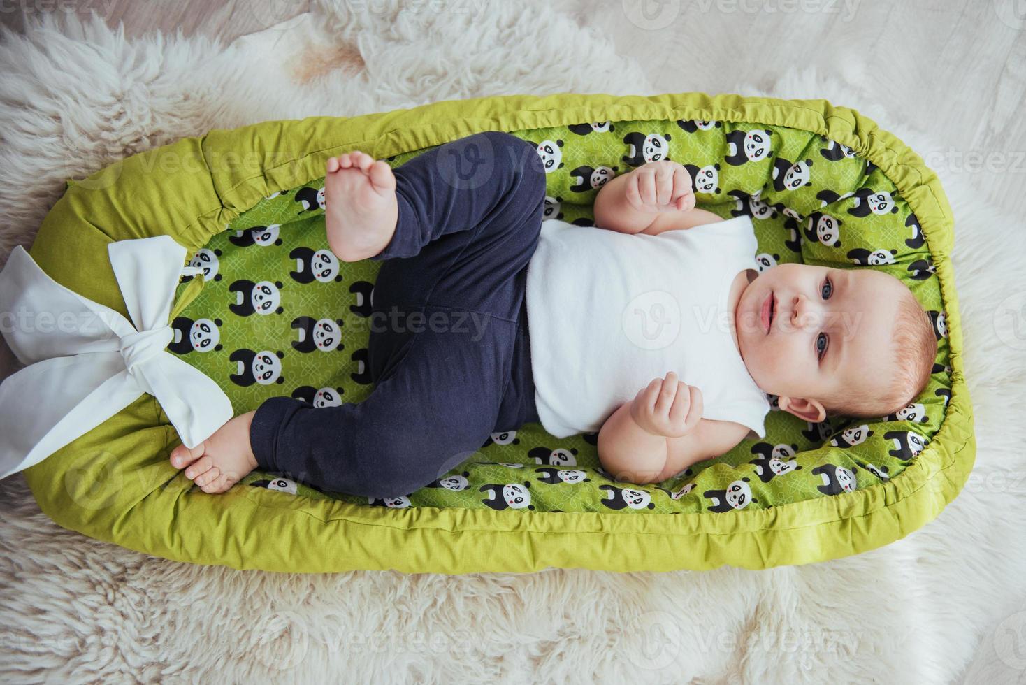 o bebê dorme na cama. um bebê saudável logo após o nascimento. foto