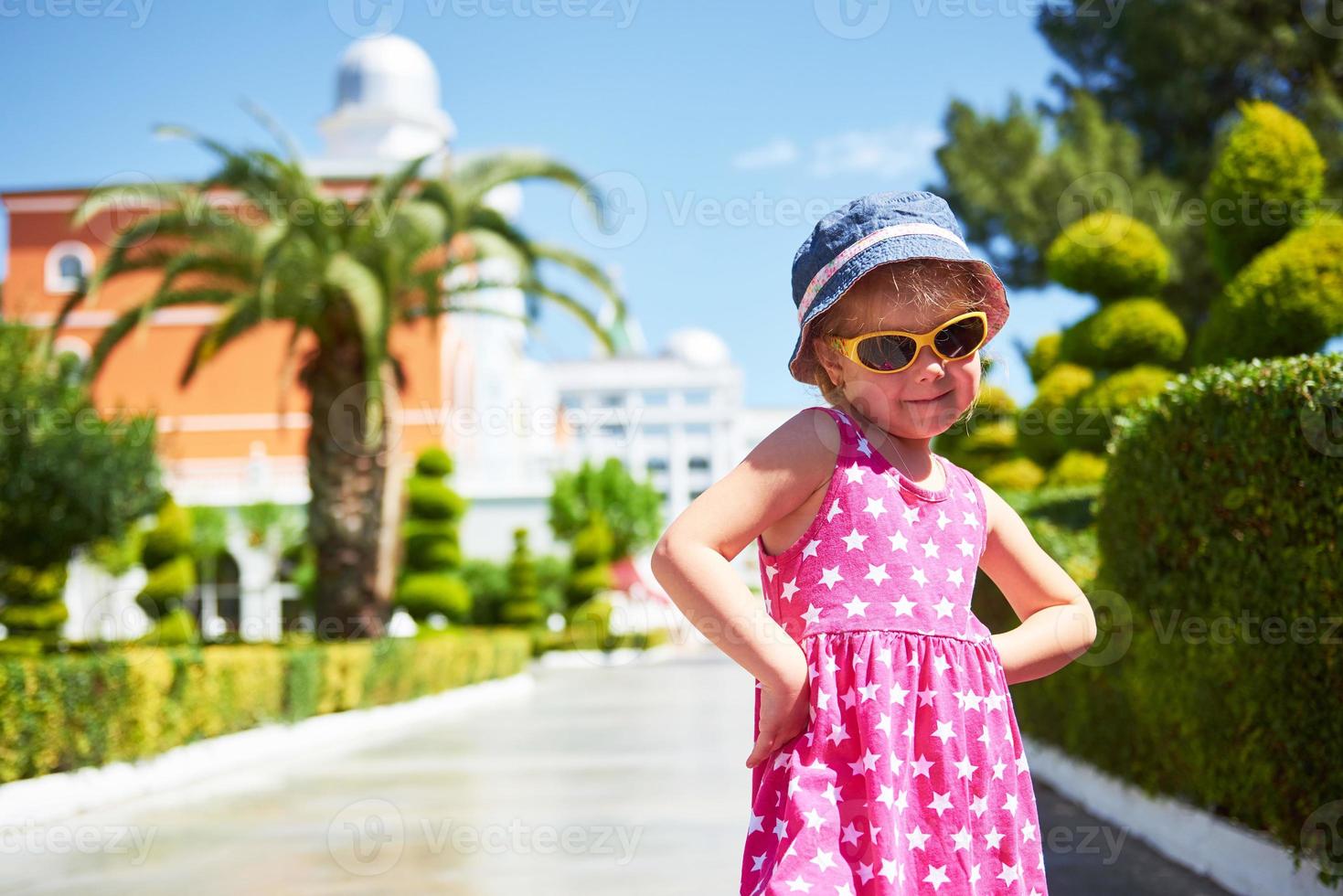 retrato de uma criança feliz usando óculos escuros ao ar livre em dia de verão. hotel de luxo amara dolce vita. recorrer. tekirova-kemer. Peru. foto