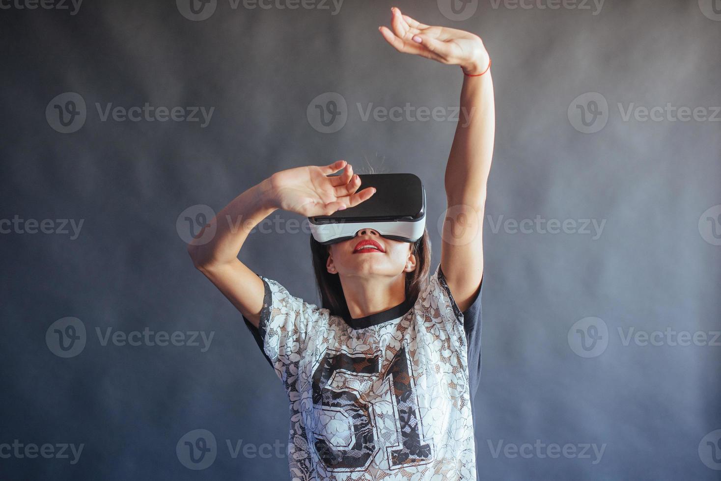 mulher feliz obtém experiência de usar fone de ouvido de realidade virtual de óculos vr. foto