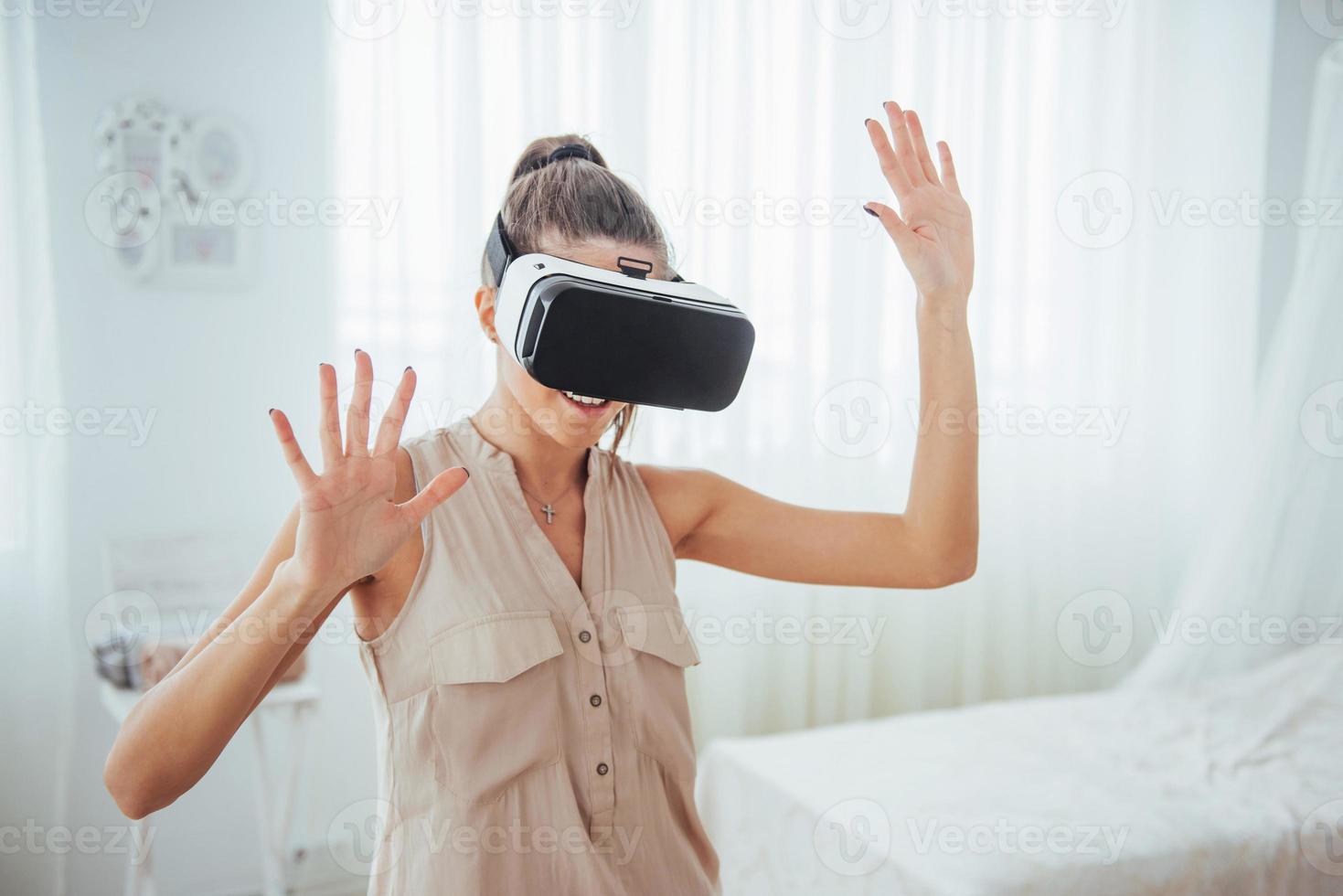 mulher feliz obtém experiência de usar fone de ouvido de realidade virtual de óculos vr em um estúdio brilhante foto