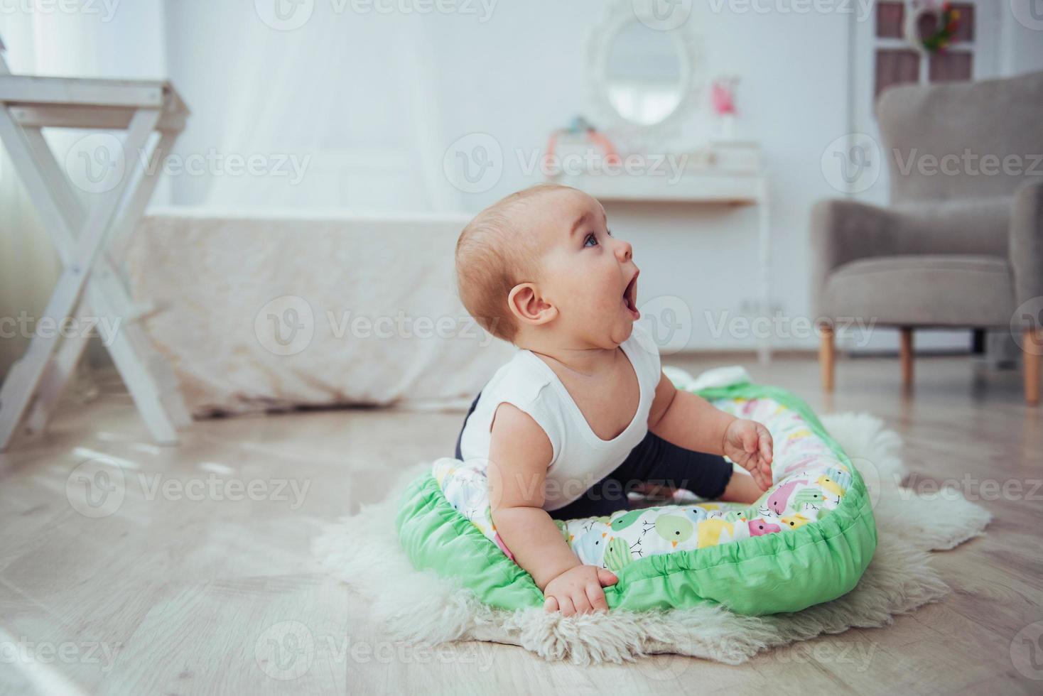 roupa de cama para crianças. o bebê dorme na cama. um bebê saudável logo após o nascimento. foto