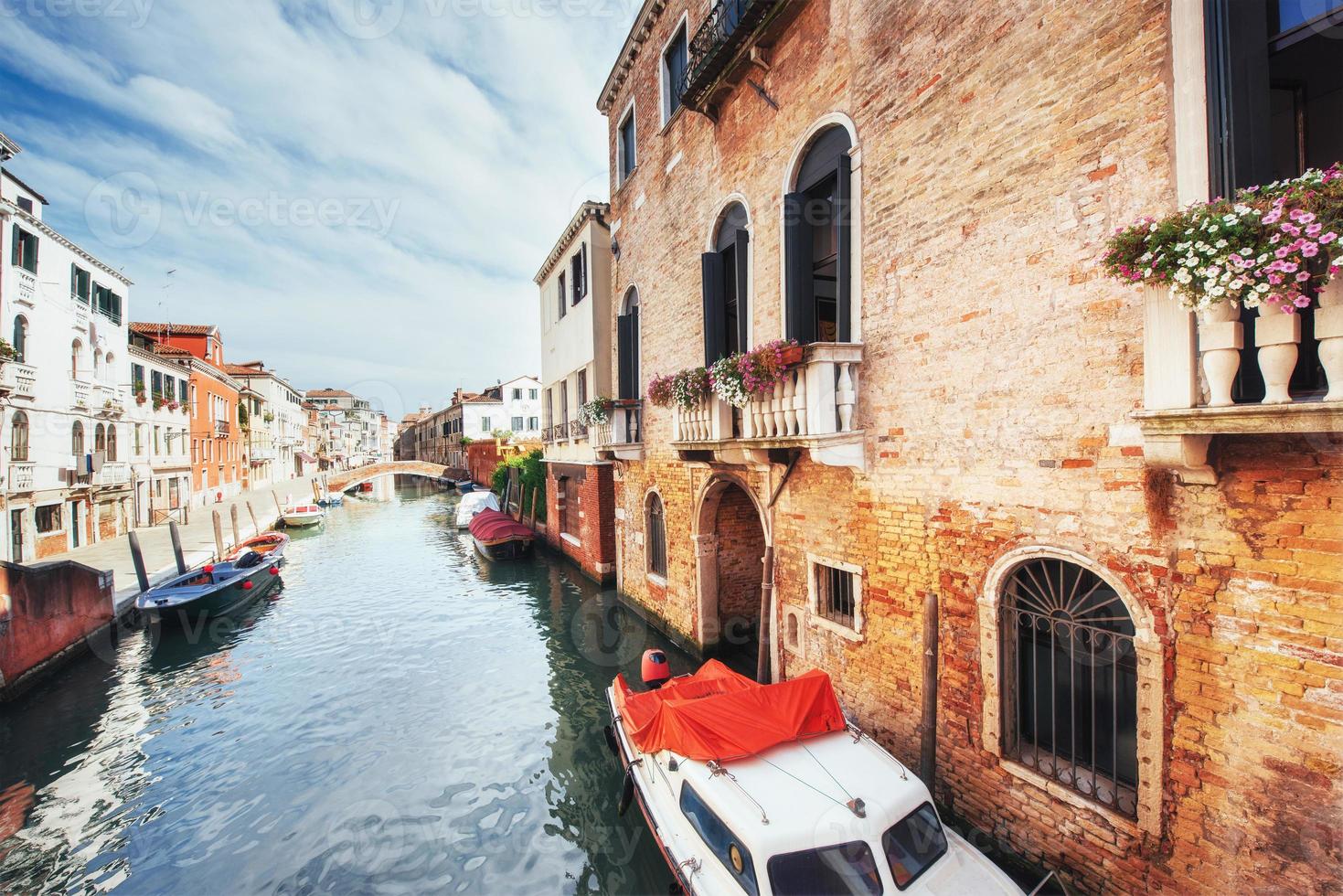 gôndolas no canal em Veneza. Veneza é um destino turístico popular da Europa. foto