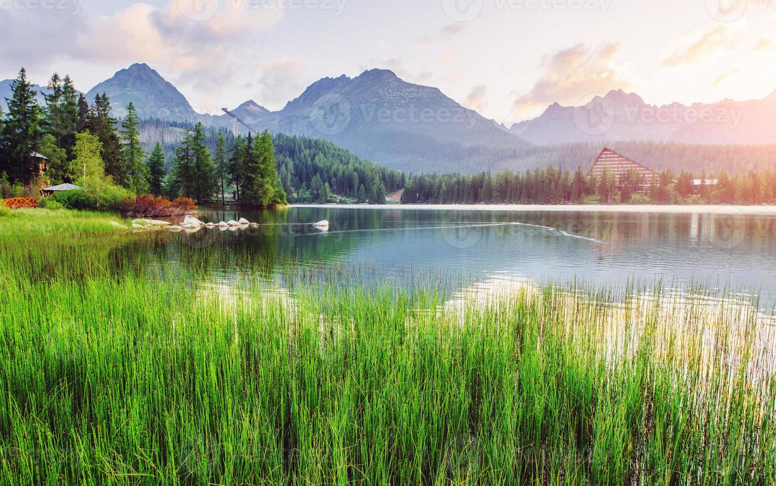 o nascer do sol sobre um lago no parque high tatras. Shtrbske Pleso, Eslováquia foto