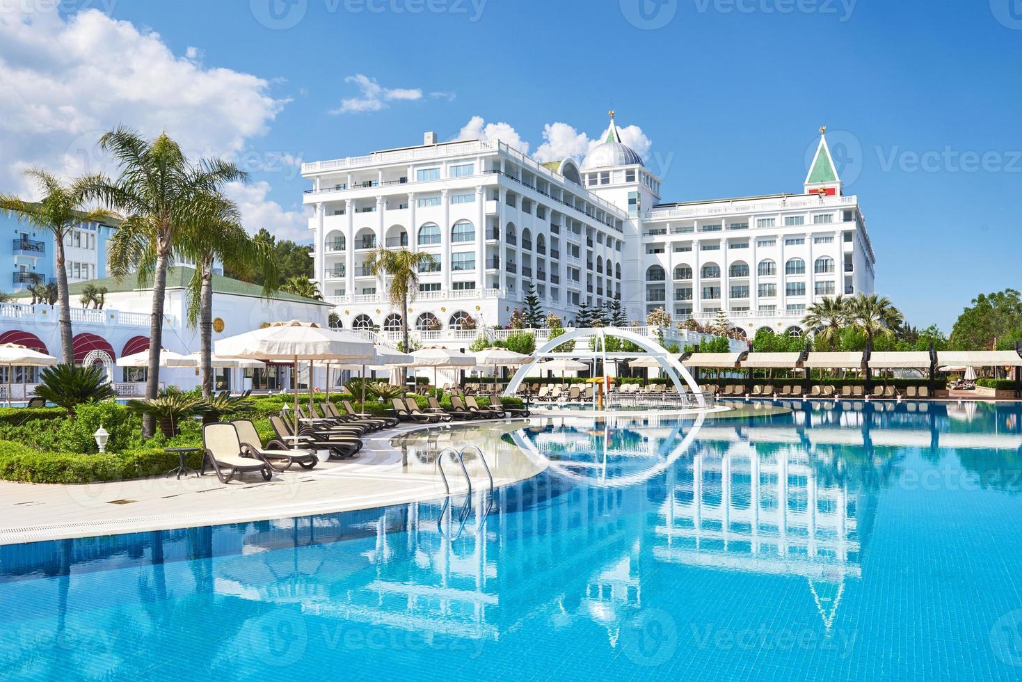 o popular resort amara dolce vita luxuoso hotel. com piscinas e parques aquáticos e área de lazer ao longo da costa do mar na turquia. tekirova-kemer foto