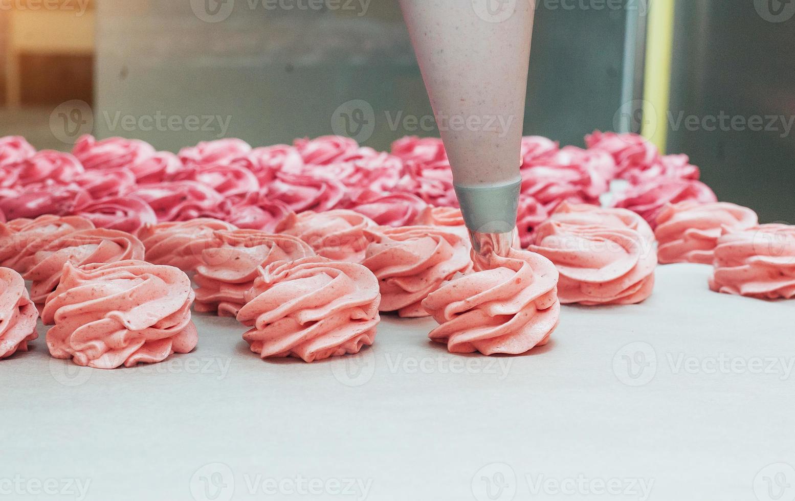 marshmallows caseiros rosa em um pergaminho branco foto