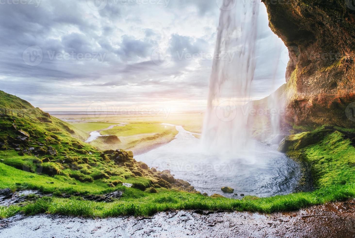 cachoeira seljalandfoss ao pôr do sol. ponte sobre o rio. natureza fantástica. Islândia foto