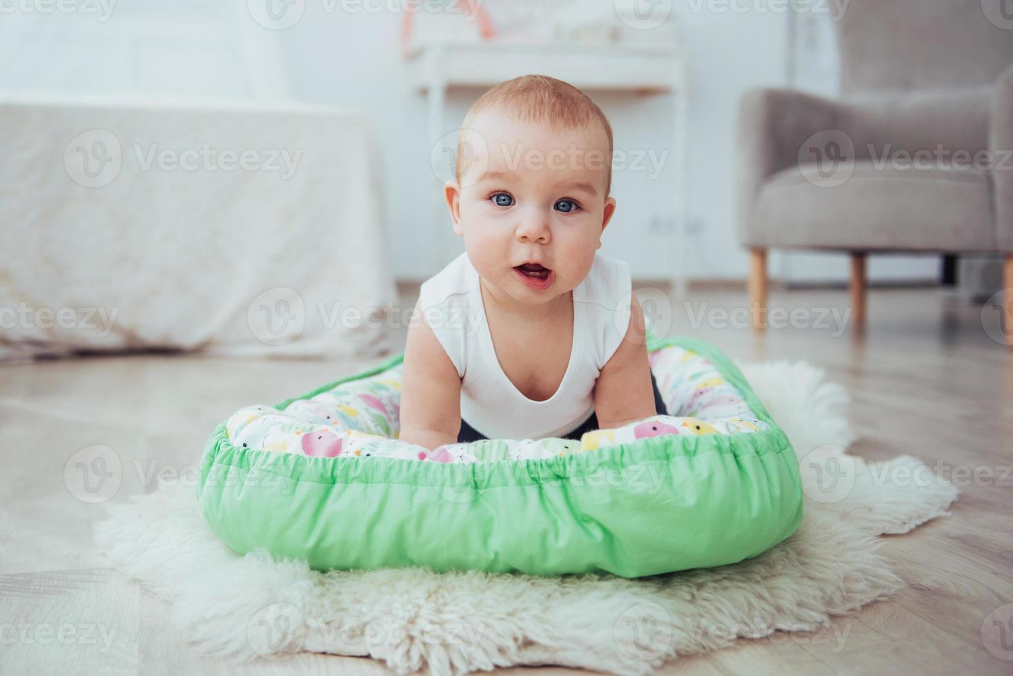 roupa de cama para crianças. o bebê dorme na cama. um bebê saudável logo após o nascimento. foto