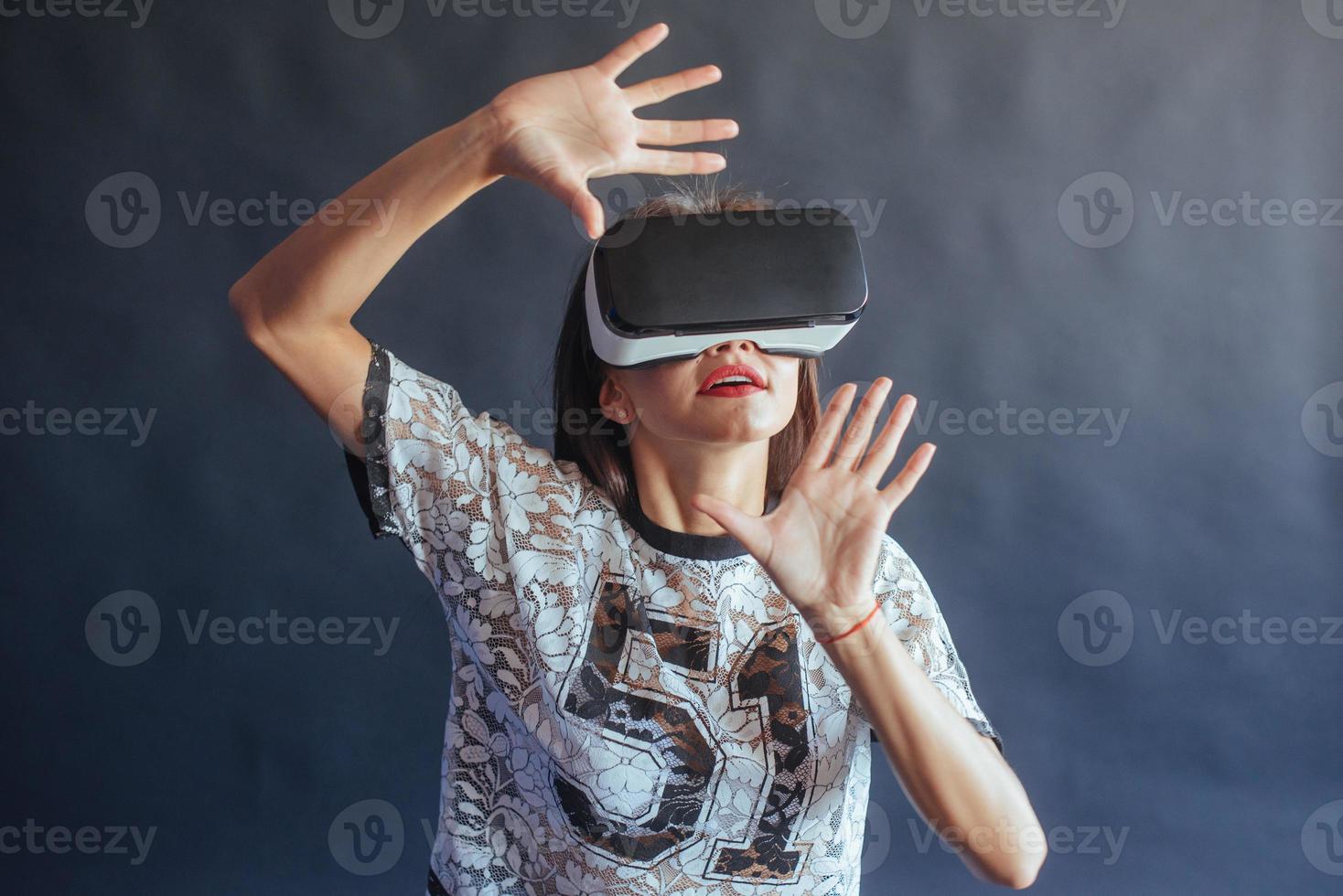 mulher feliz obtém experiência de usar fone de ouvido de realidade virtual de óculos vr. foto