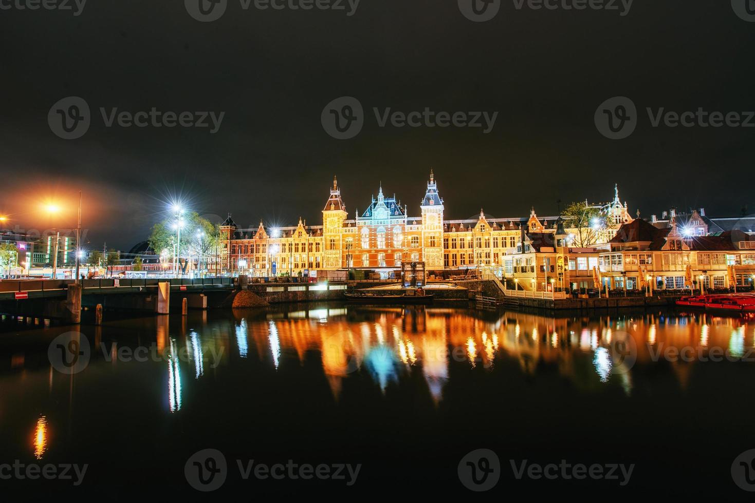 iluminação noturna de edifícios e barcos perto da água no canal. foto