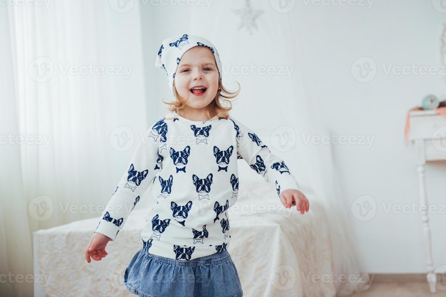 muito linda loira encantadora menina de pé no interior brilhante da casa, em plena vista foto