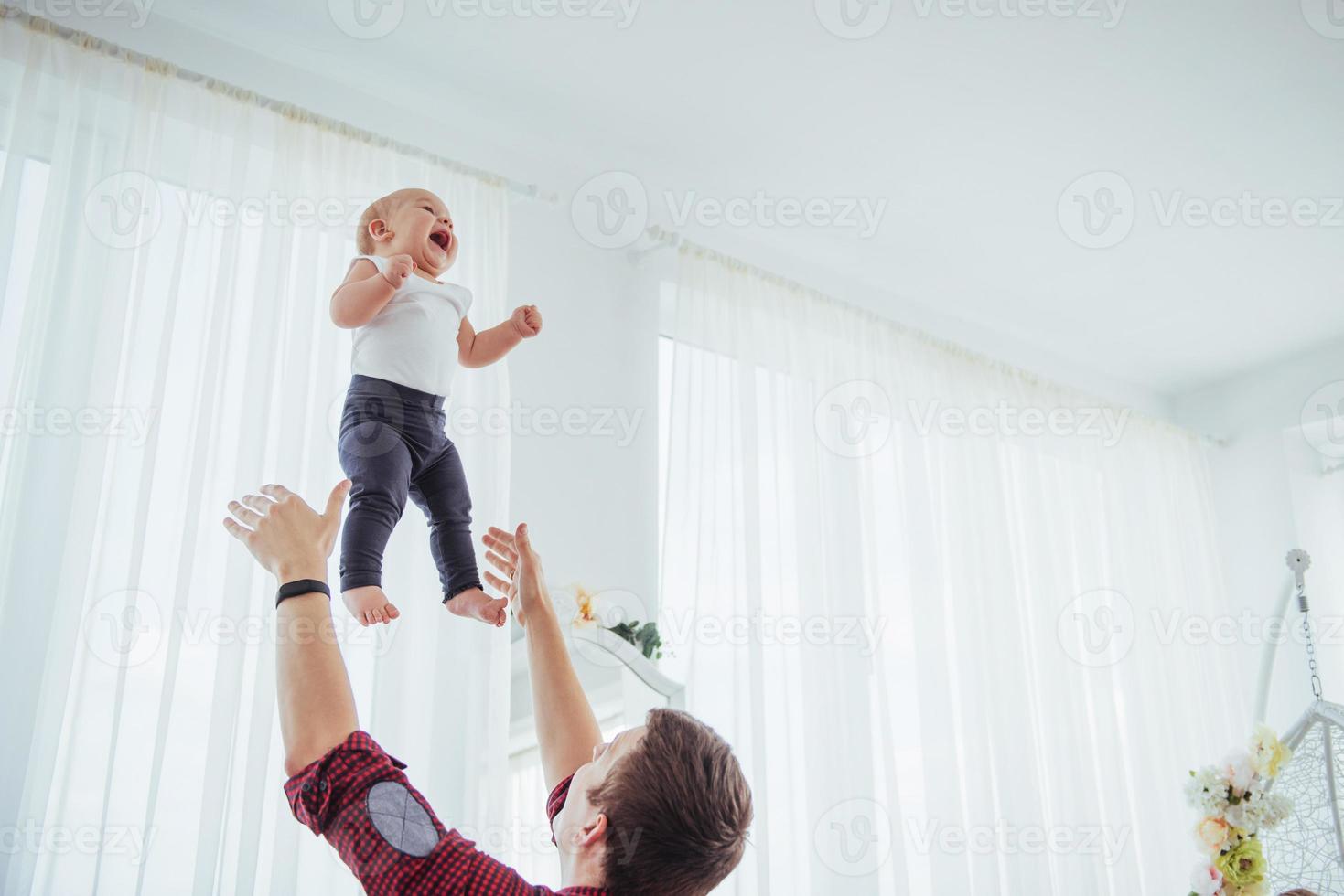 pai jogando mão filha alegre de ar alto. foto