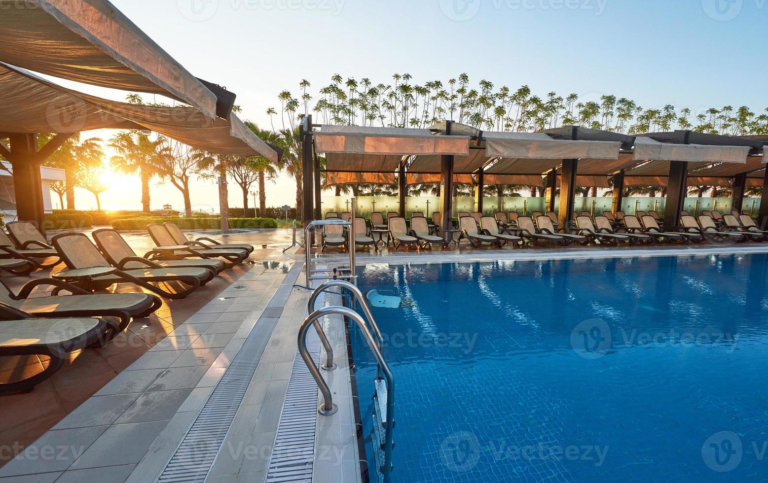 tipo complexo de entretenimento. o popular resort com piscinas e parques aquáticos na turquia com mais de 5 milhões de visitantes por ano. foto