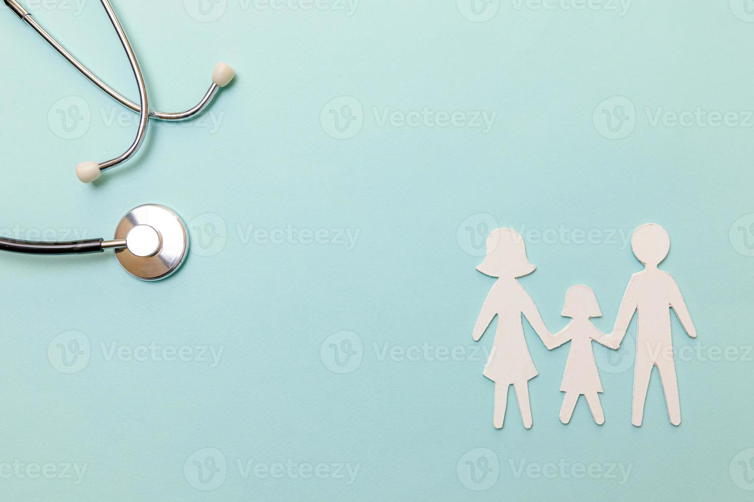 conceito médico de terapia de saúde familiar. estetoscópio de modelo de símbolo de recorte de família plana leiga em fundo azul pastel. check-up de saúde conceito de seguro de vida. hospital de clínica para banner de filhos de pais. foto