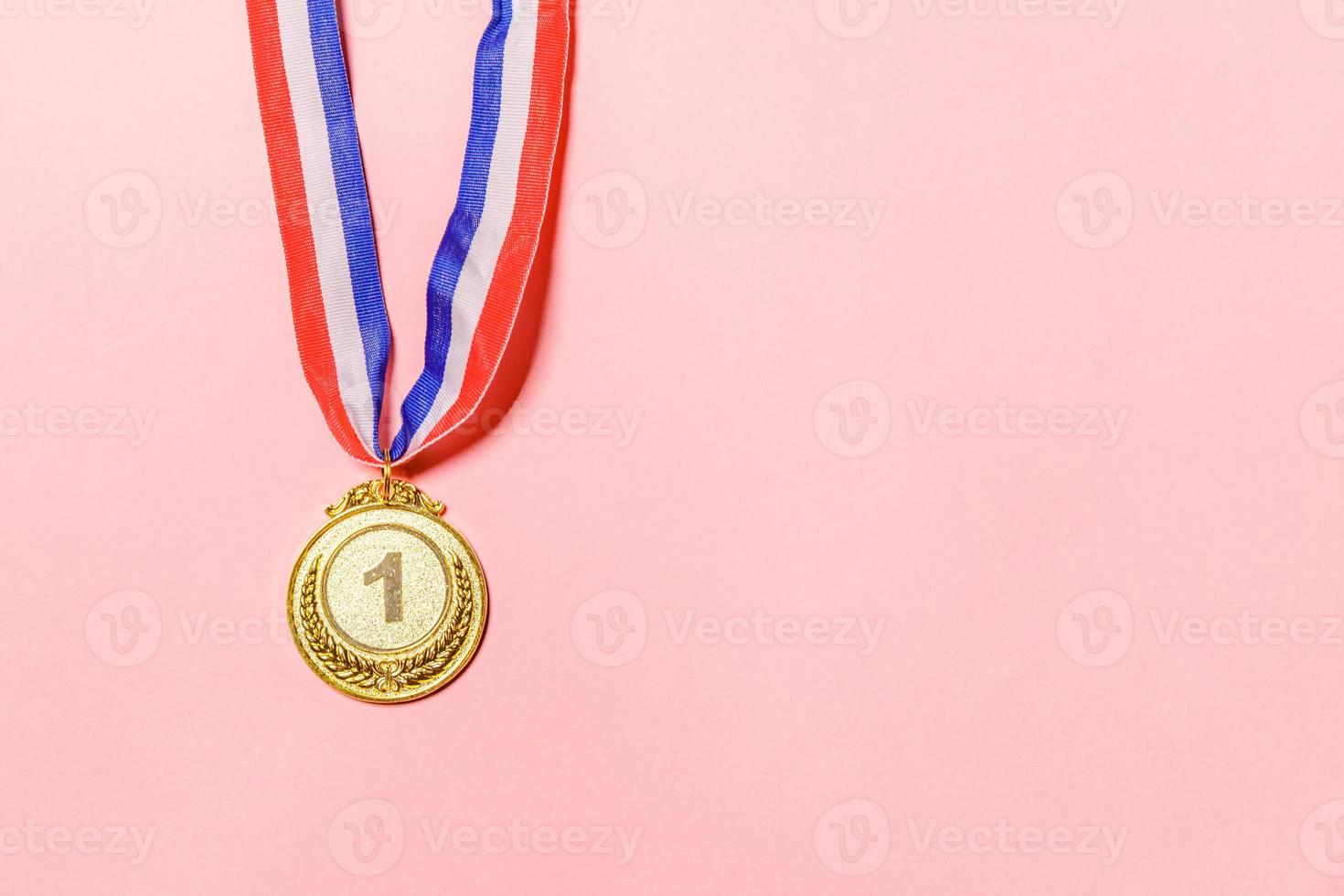 vencedor de design simplesmente plano ou medalha de troféu de campeão de ouro isolada em fundo colorido rosa. vitória primeiro lugar da competição. conceito de vitória ou sucesso. espaço de cópia da vista superior. foto