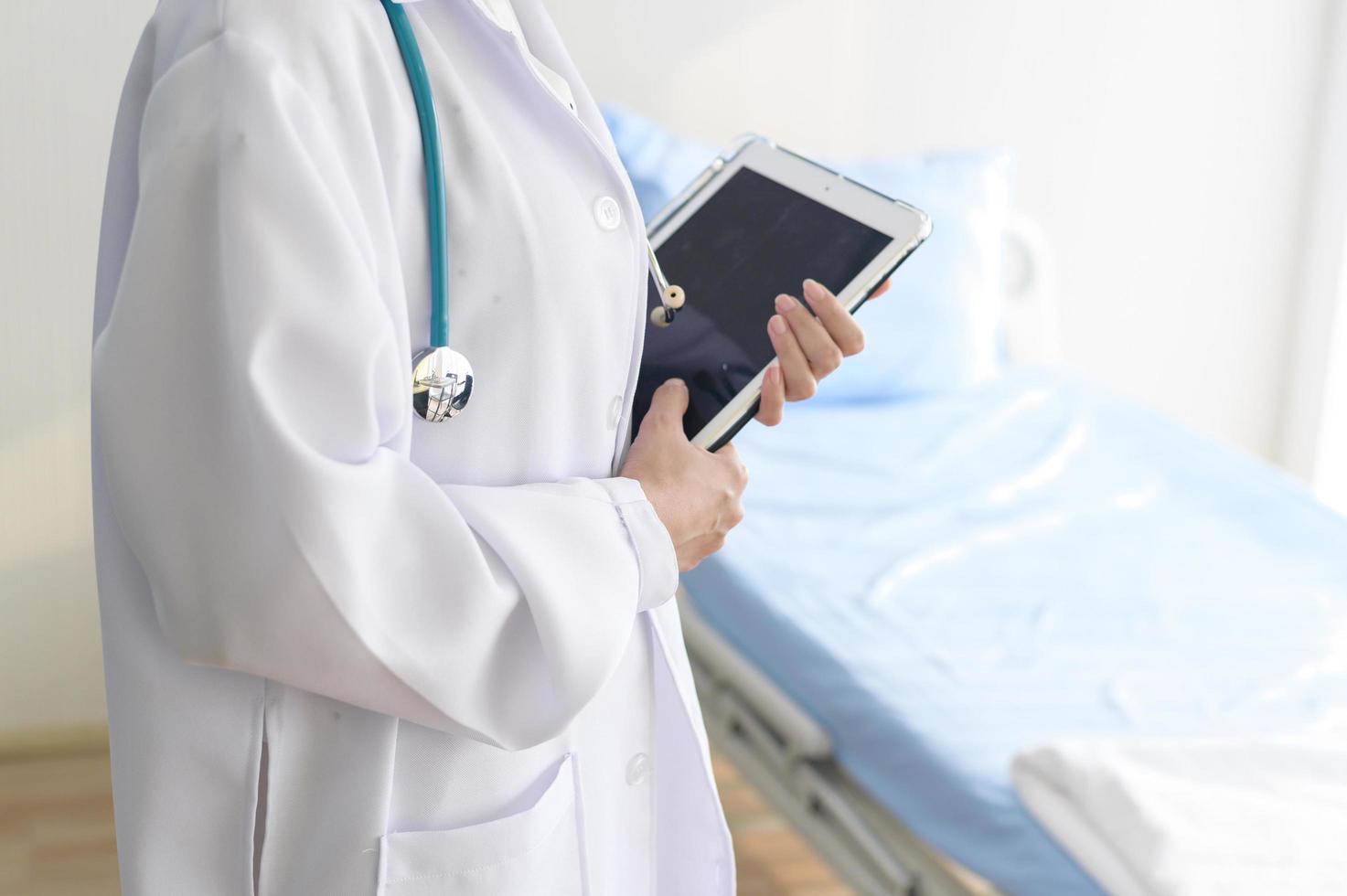 retrato de jovem médica com estetoscópio trabalhando no hospital, conceito médico e de saúde foto