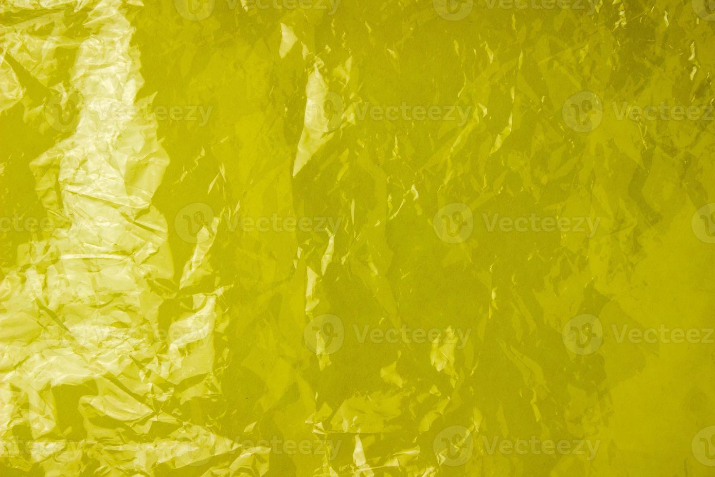 a textura do saco plástico em um fundo amarelo. saco transparente amassado, plástico foto