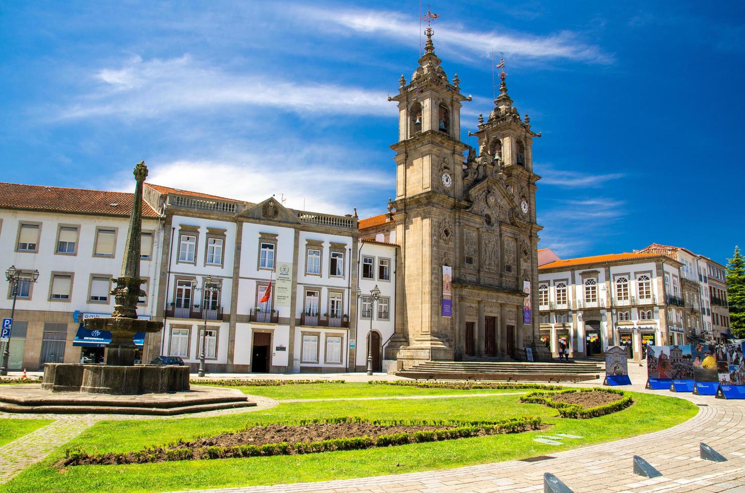 braga, portugal - 24 de junho de 2017 cityday igreja santa cruz ou igreja de santa cruz largo carlos amarante foto