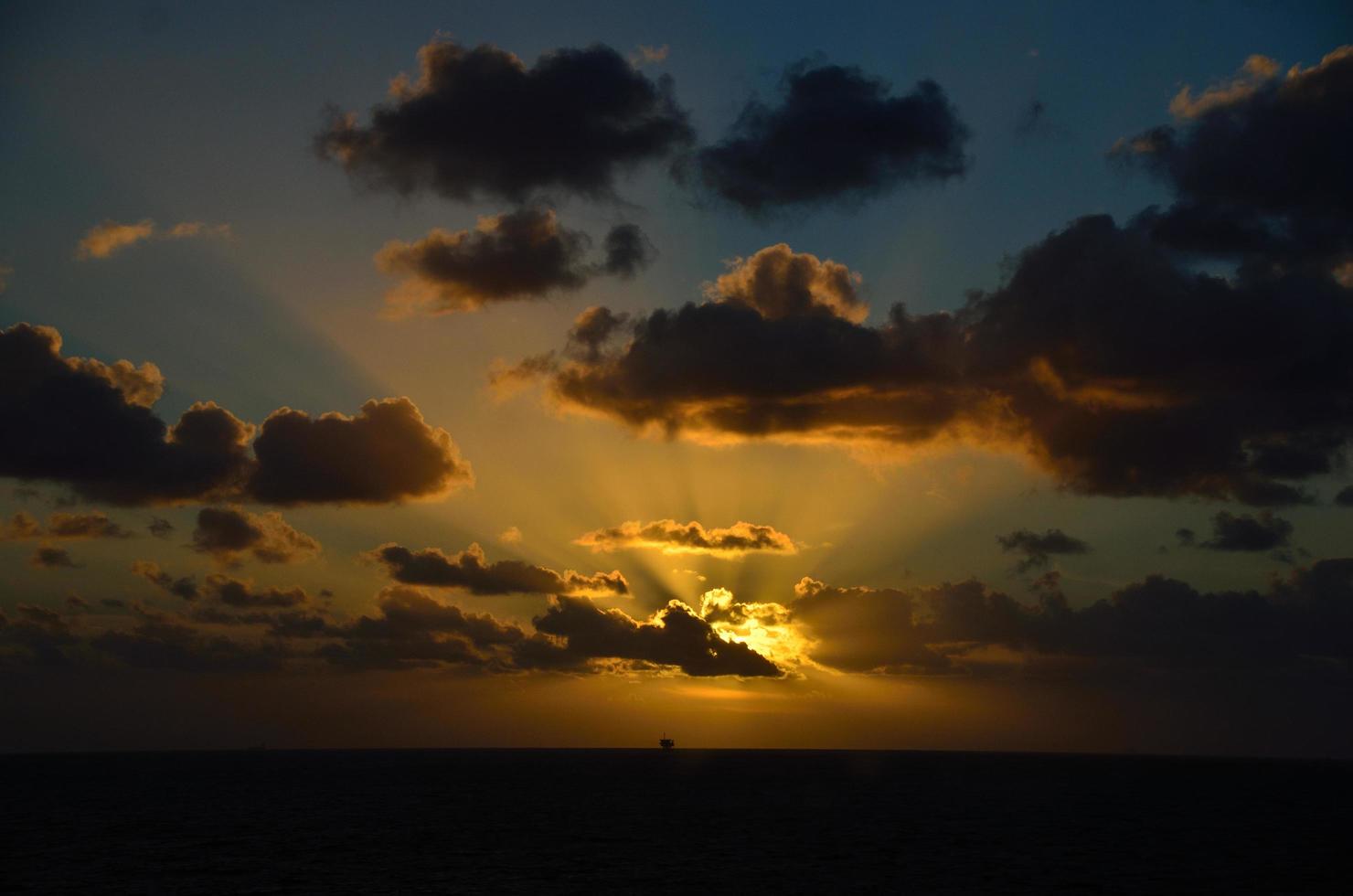 brilhante pôr do sol no mar com navio foto