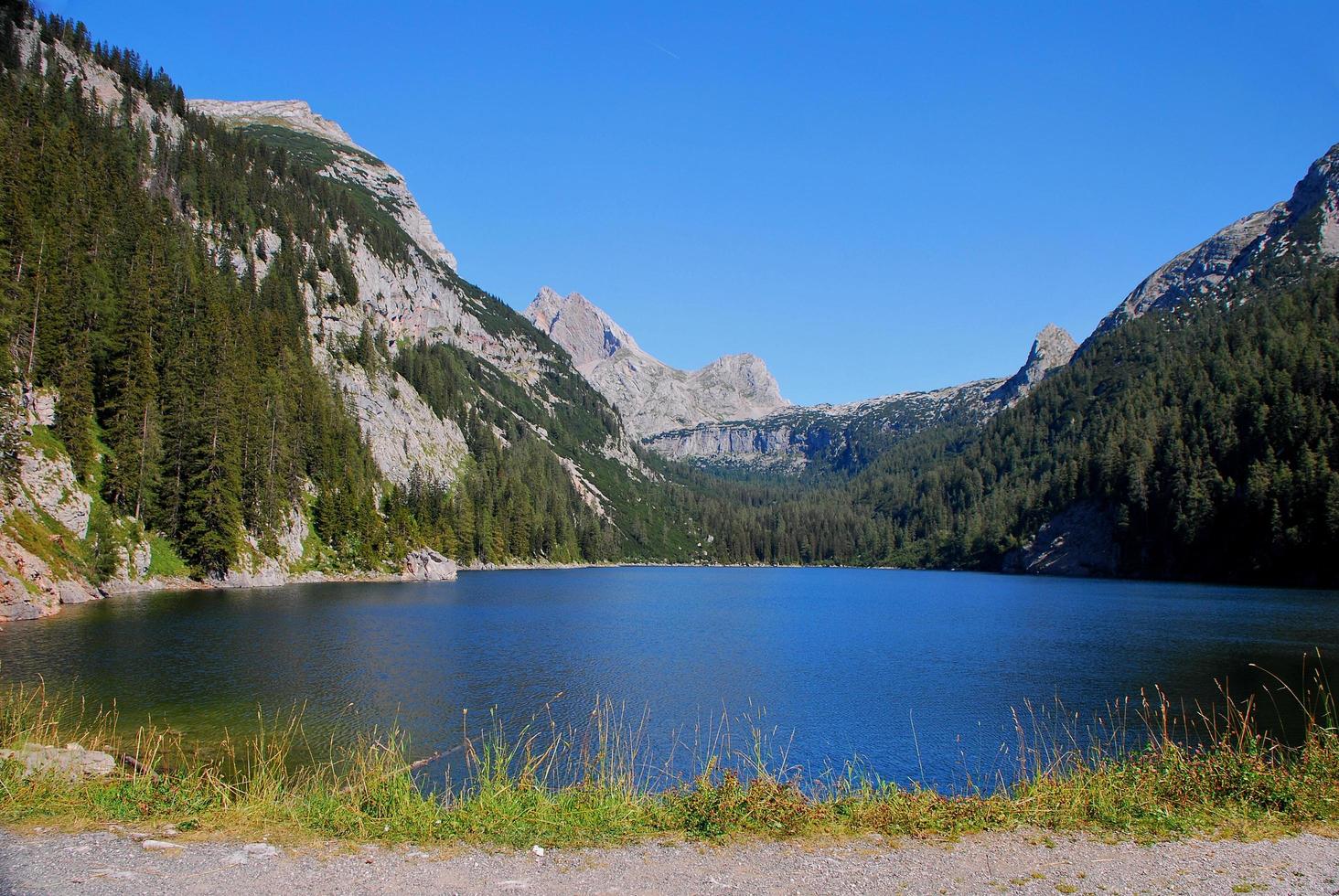 lago azul da montanha foto