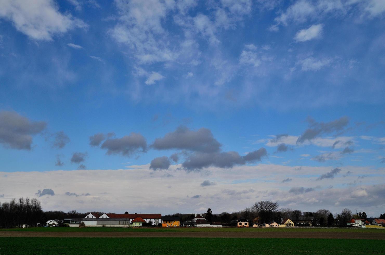 nuvens cinzentas e casas coloridas foto