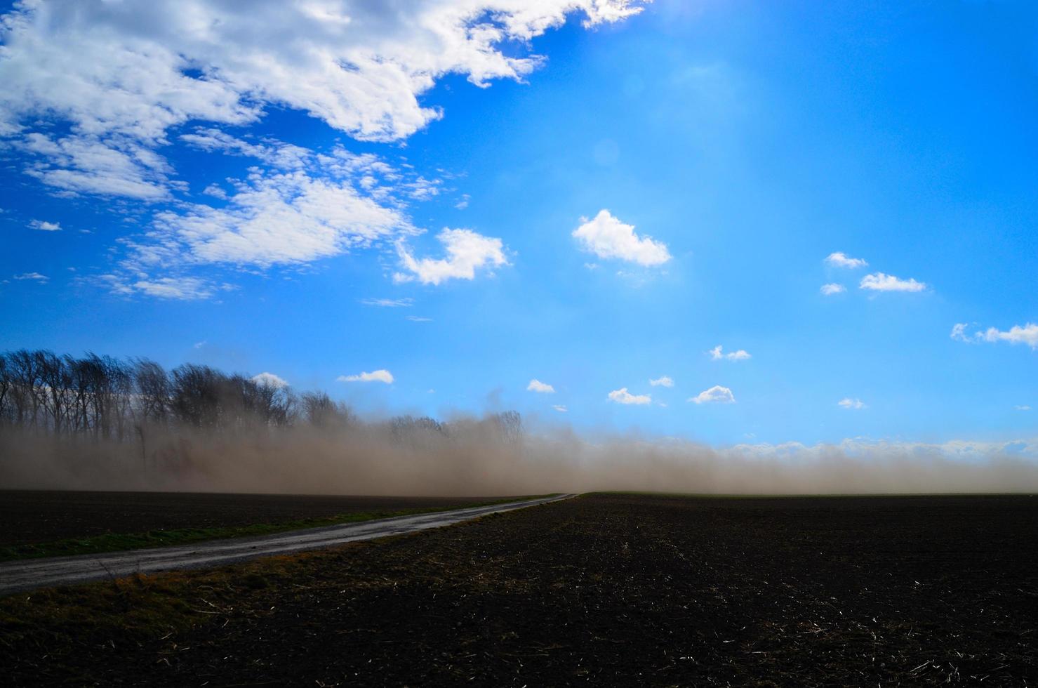 tempestade de areia em um campo foto