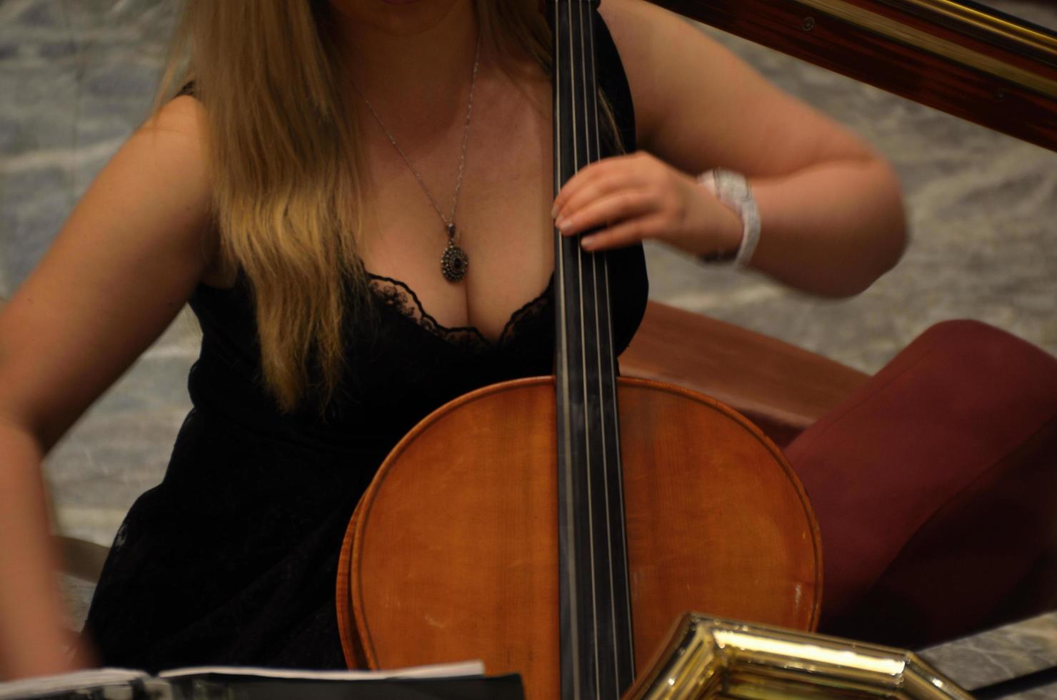 visão de detalhes da mulher do violoncelo foto