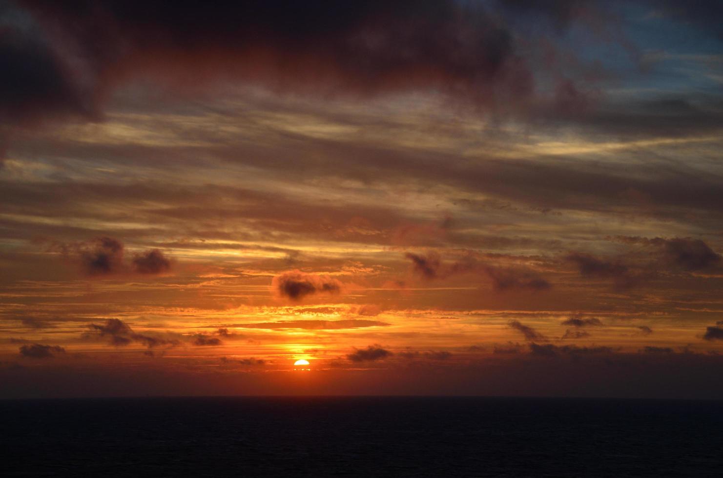 pôr do sol no navio no mar foto