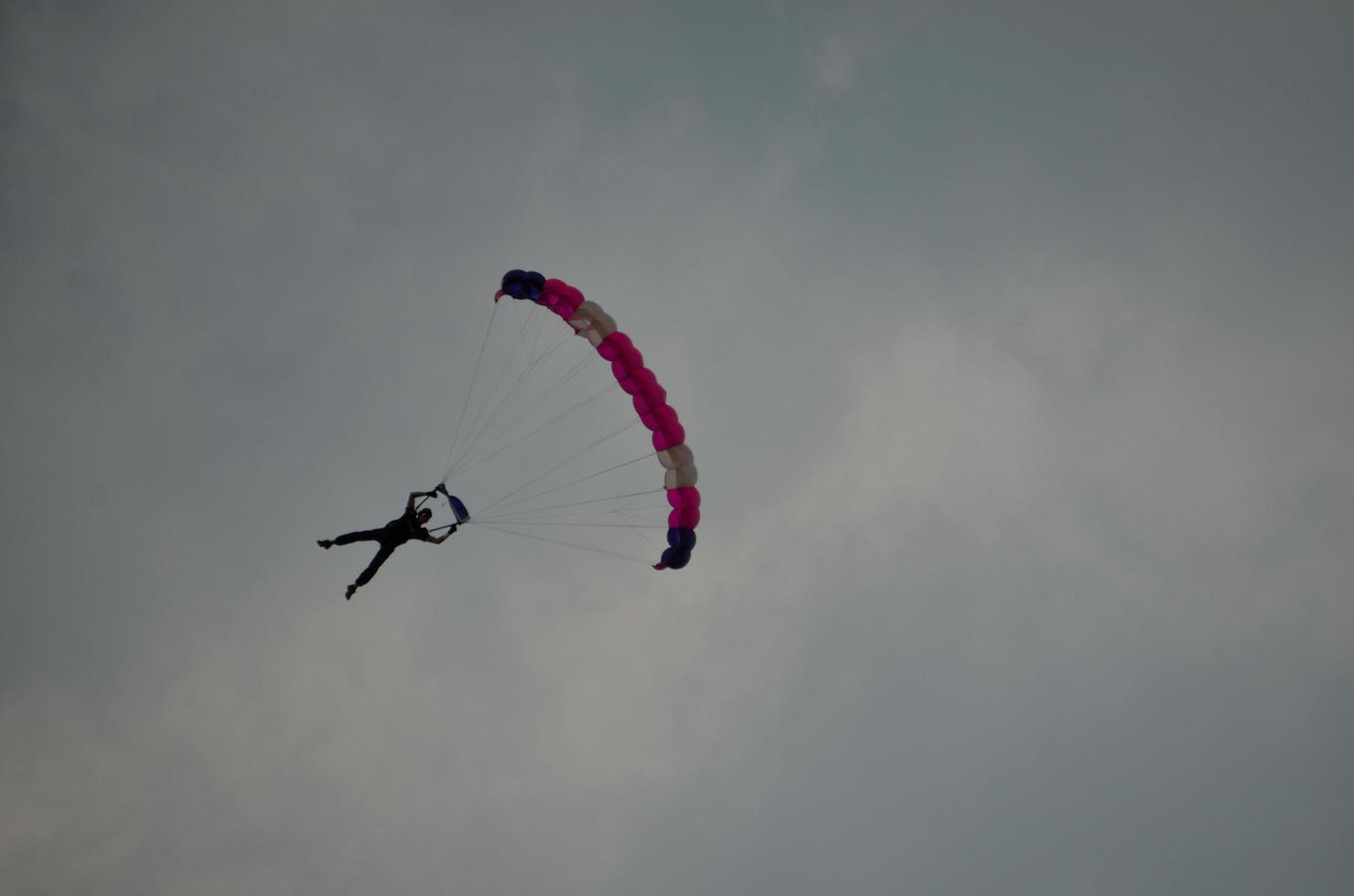 pára-quedista diagonalmente no céu foto