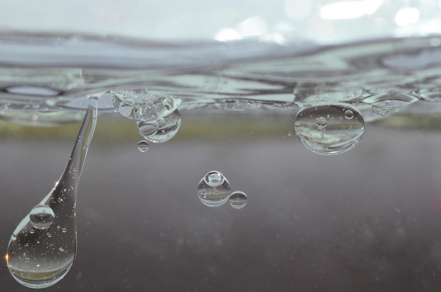 gotas de óleo na água transparente foto