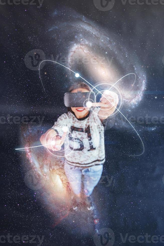 linda jovem obtém emoções positivas usando óculos de realidade virtual. uma mulher examina a estrela via realidade aumentada. foto