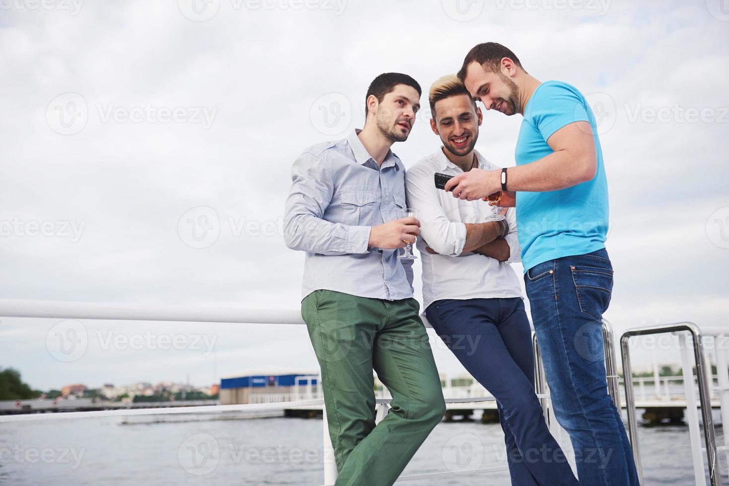 um grupo de homens jovens e felizes no cais. foto