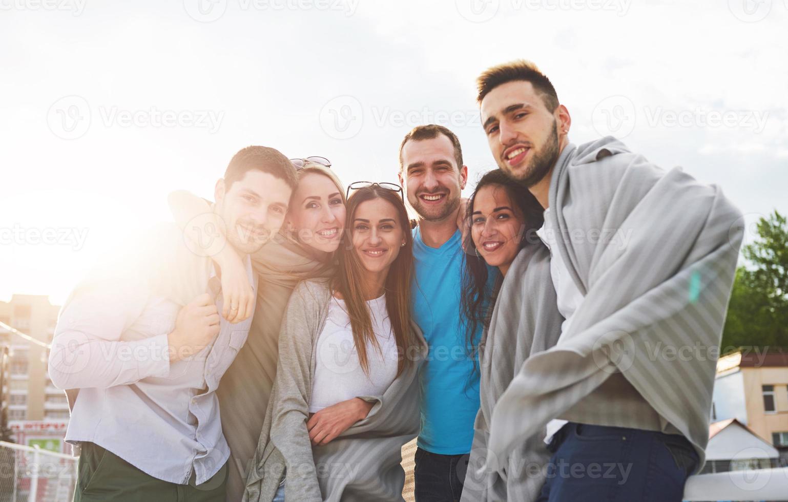 retrato de um povo jovem e feliz em repouso no cais. amigos desfrutando de um jogo no lago. Emoções positivas. foto