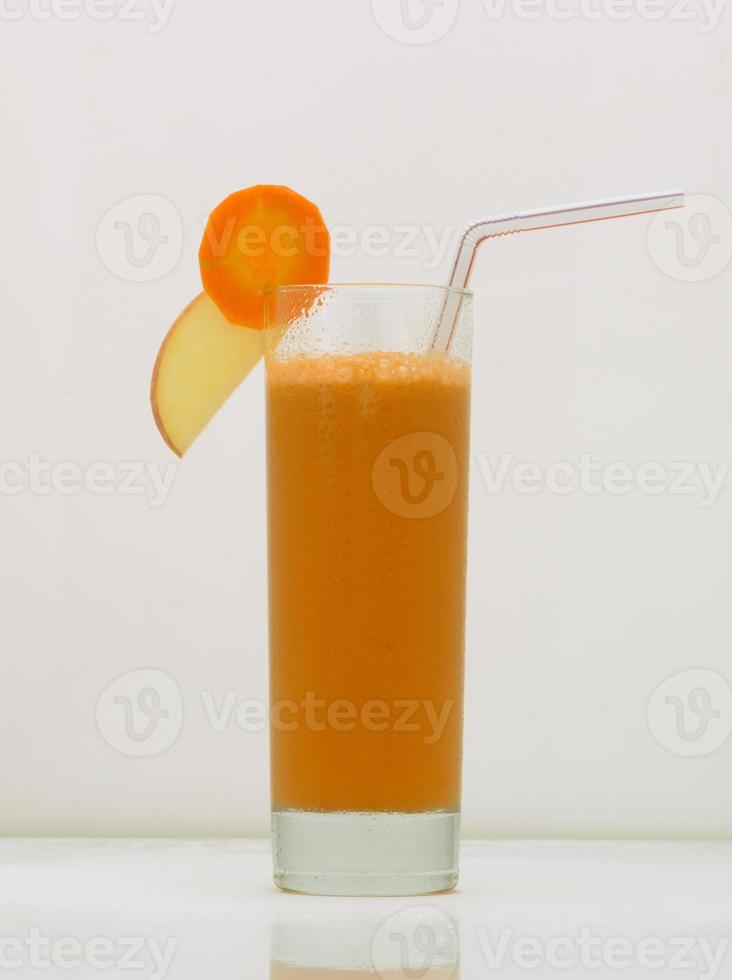 bebidas de frutas em um copo foto