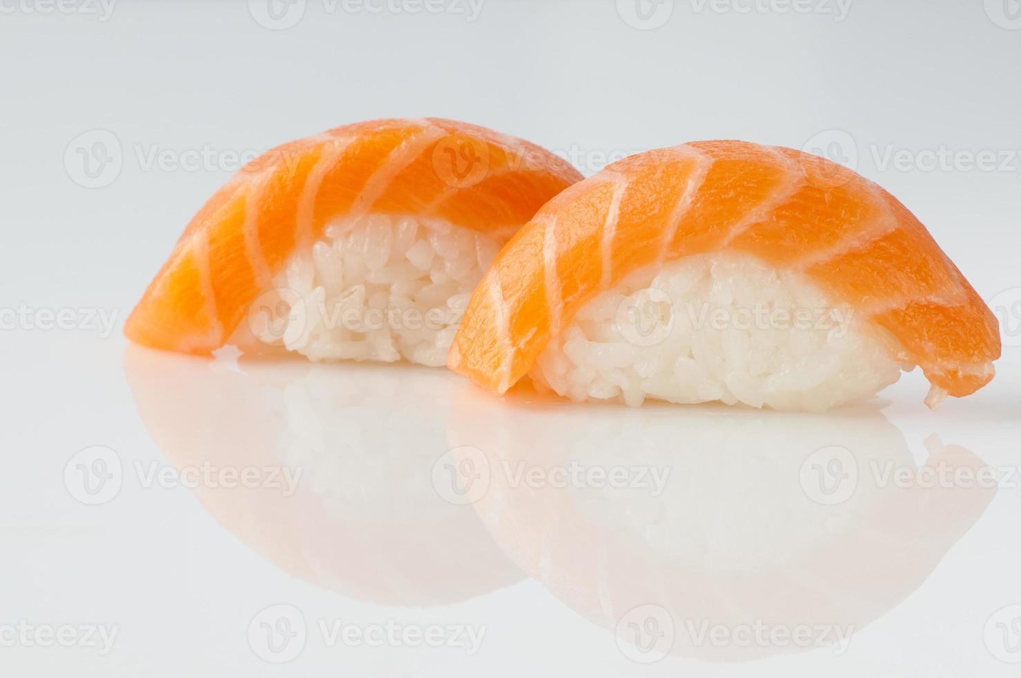 sushi em fundo branco foto
