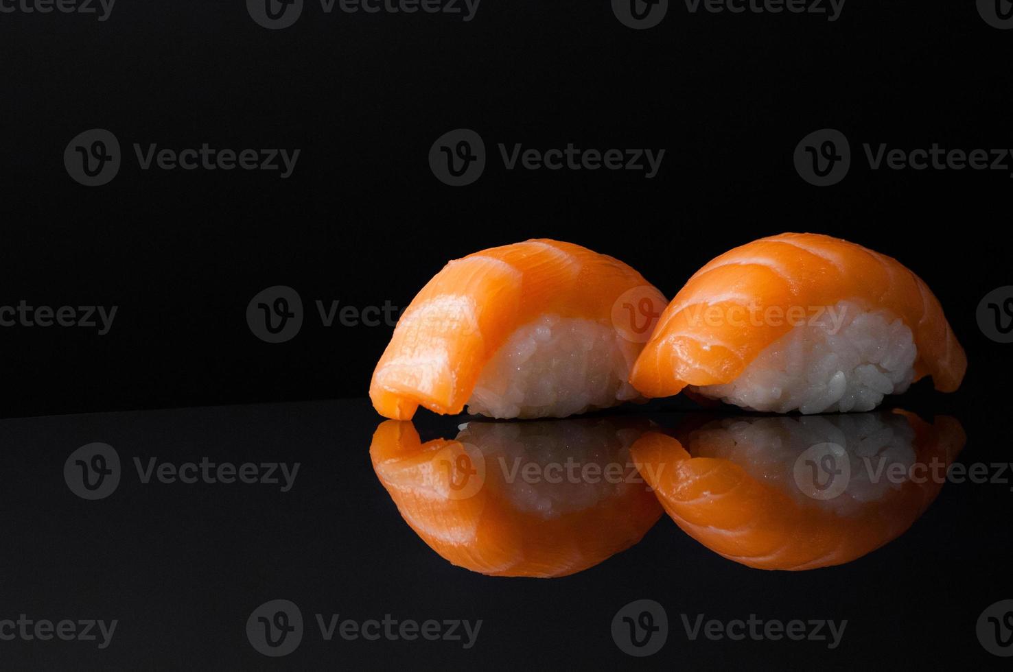 sushi em fundo preto foto