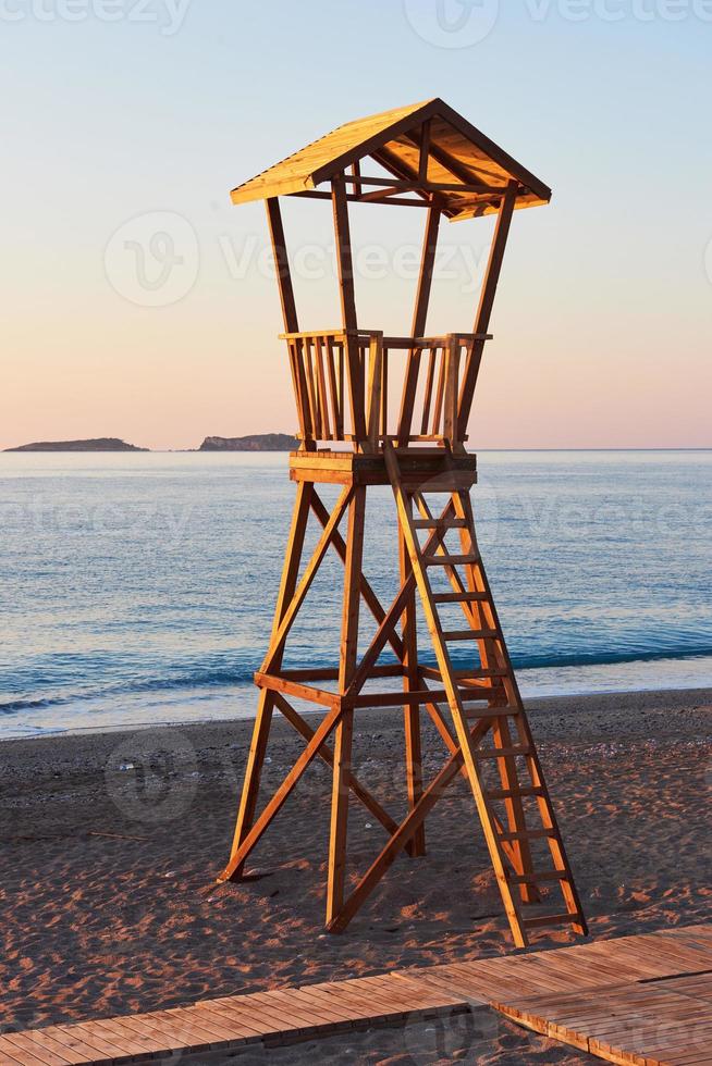 cabana de madeira de praia na espanha para guarda costeira foto