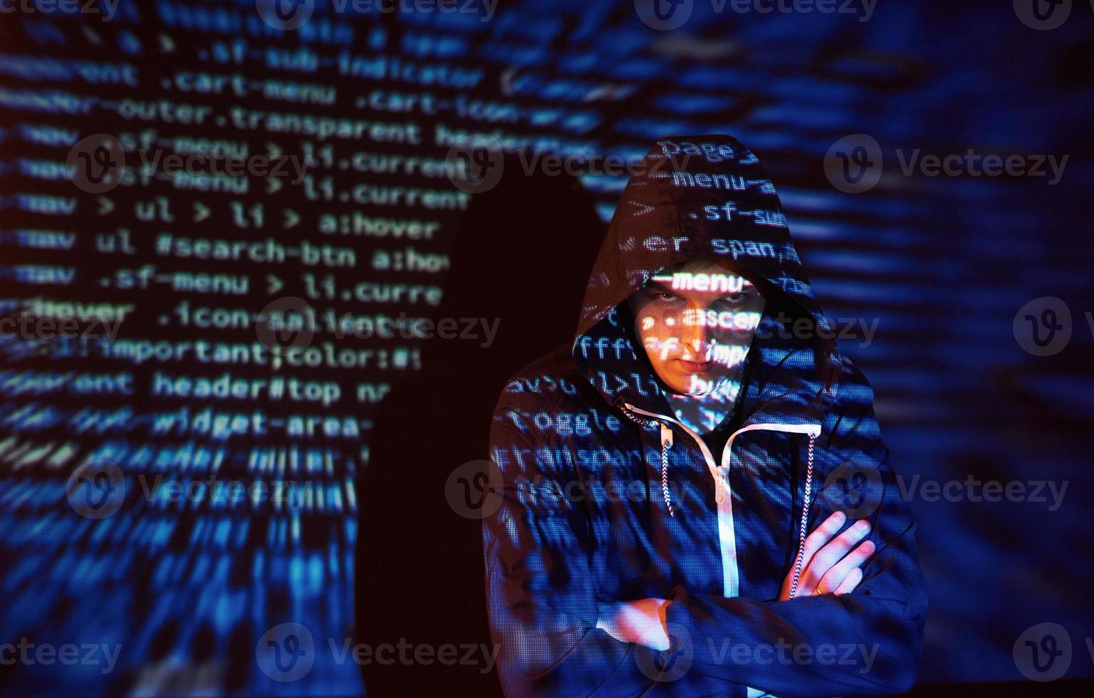 ataque cibernético com hacker encapuzado irreconhecível usando realidade virtual, efeito de falha digital foto