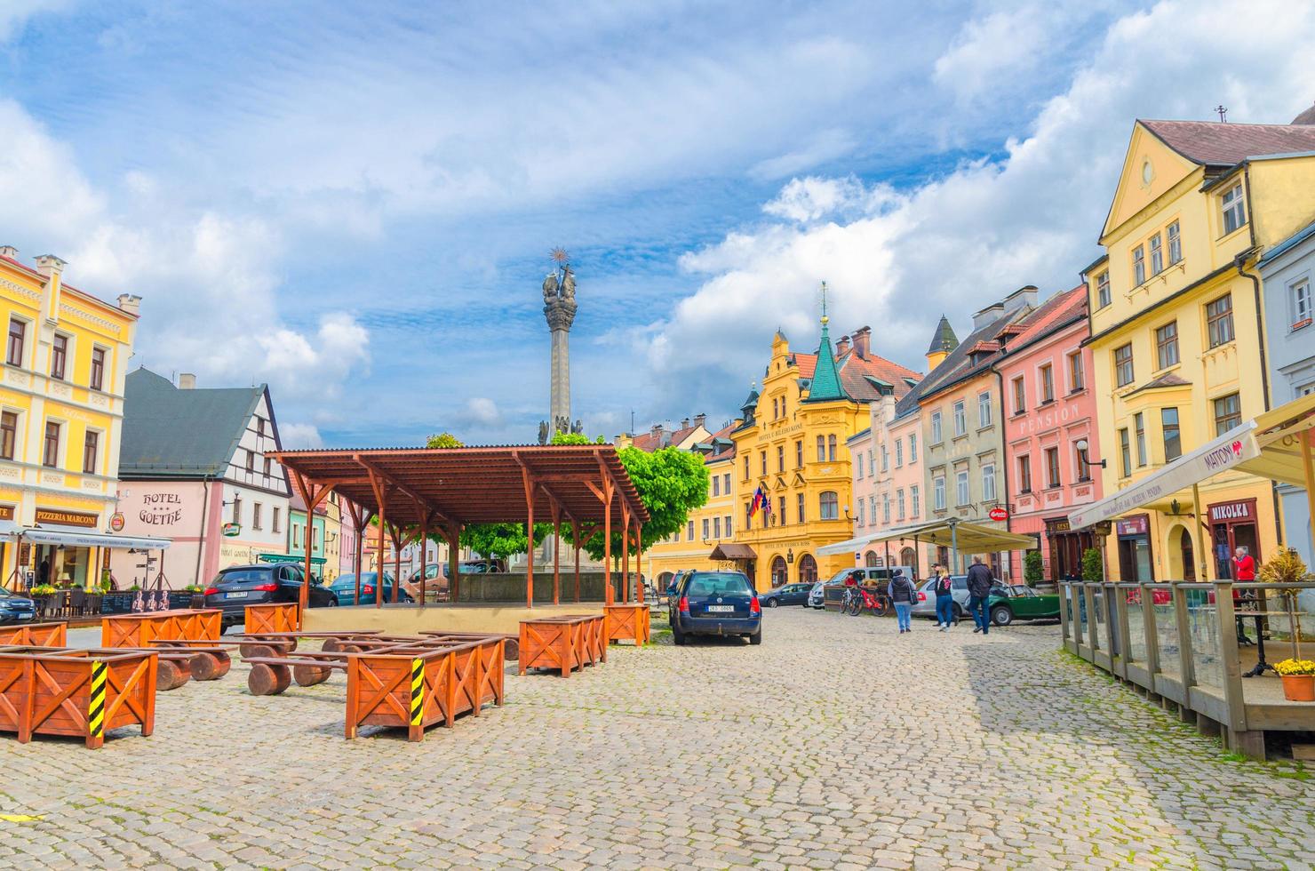 loket, república checa, 12 de maio de 2019 a coluna da santíssima trindade e edifícios típicos tradicionais coloridos foto