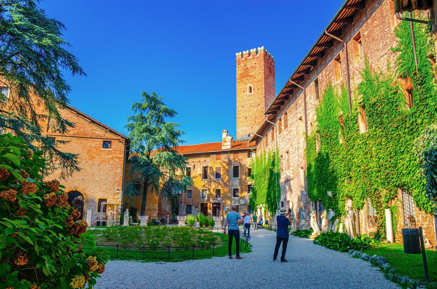 vicenza, itália, 12 de setembro de 2019 teatro olimpico pátio do teatro olímpico, paredes de tijolos com plantas verdes foto