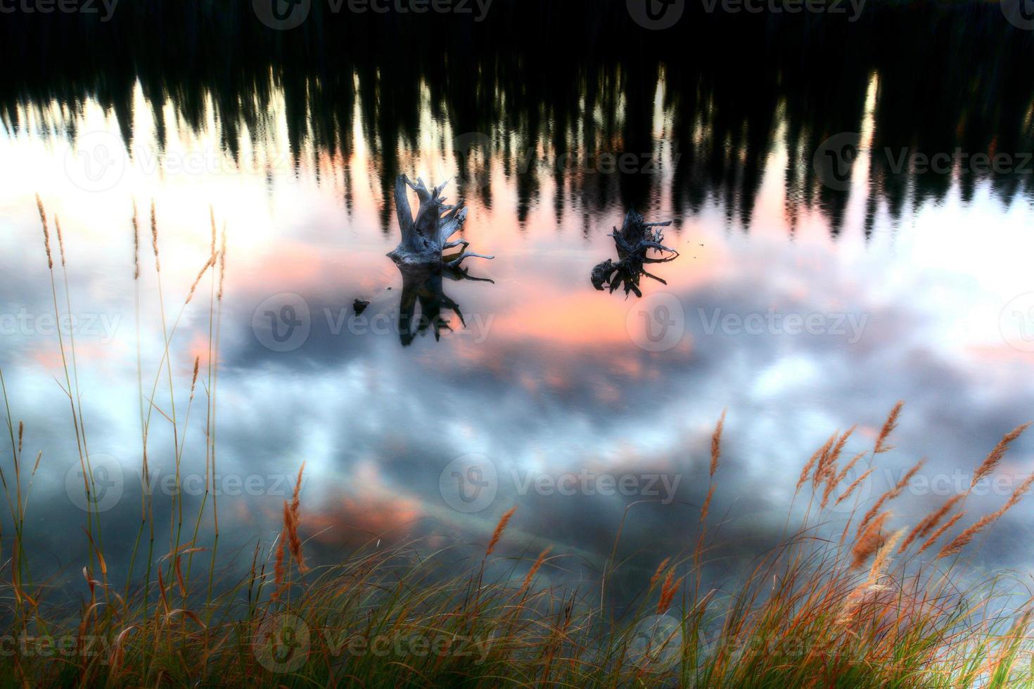 reflexões da lagoa de montanha na colúmbia britânica foto